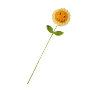Girasole all'uncinetto fatto a mano con un simpatico design dal viso sorridente, ideale per regali.