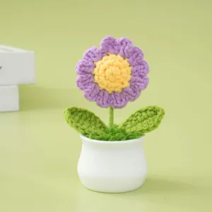 Handgefertigte Häkelmargarite Topfpflanze Detail, süße gestrickte Blumen Deko zum Schenken.