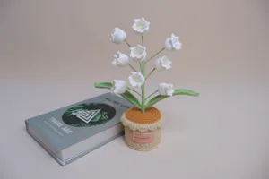 Plante en pot de muguet au crochet, jolie fleur tricotée pour décoration de bureau chambre.