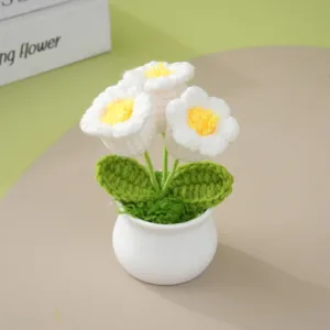 Handgefertigte Häkelblume im Topf, süße Wollstrick-Dekoration für den Schreibtisch.