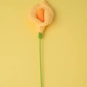 Détail de fleur de lys arum au crochet fait main, artisanat en fil fin, gros plan déco.