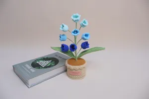 Muguet en crochet fait main en pot plante artificielle tricotée décoration d'intérieur maison.