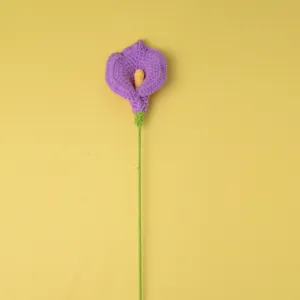 Fleur de lis calla violette au crochet artisanale détail gros plan décoration en fil botanique