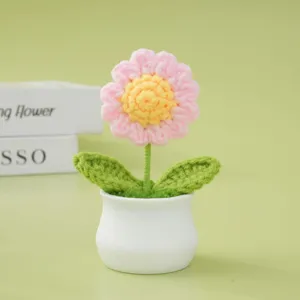 Handgemachte gehäkelte rosa Gänseblümchen Topfpflanze Detailansicht, süßes Raumdeko Geschenk.
