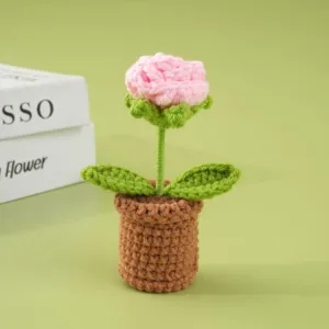 Detalle de flor en maceta rosa burbuja de ganchillo hecho a mano, regalo decorativo escritorio.