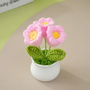 Handgemachte gehäkelte Topf-rosa Blumen, süße gestrickte künstliche Blume für Heimdekoration.