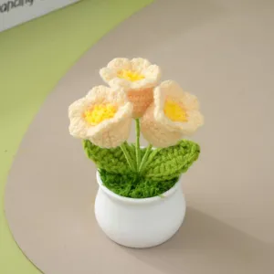Handgemachte gehäkelte gelbe Blumen Topfpflanze Detailansicht, süße Strick Tischdeko Ornament.