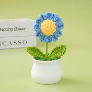 Handgemachte gehäkelte blaue Gänseblümchen Topfpflanze, süße gestrickte Blumendeko für Zuhause.