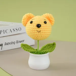Gedetailleerd overzicht van handgehaakte schattige gele beren bloempot, zachte planten decor.