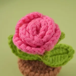 Planta en maceta de rosa rosa de ganchillo hecha a mano, bonita decoración de escritorio.