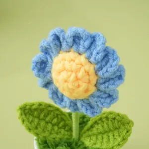 Handgemachte gehäkelte Gänseblümchen Topfpflanze Detail zeigt Struktur und Garnkunst.