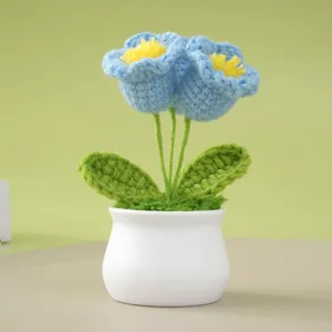 Handgemachte Häkelblume Topfpflanze, blaue Blüten mit weißem Keramiktopf, schöne Tischdeko.