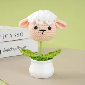 Handgemaakte gehaakte schaap potplant detail, schattige wolbloem decor voor gezellig huis.