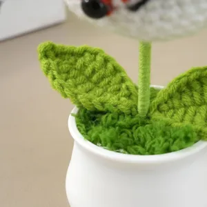 Handgemaakte gehaakte potplant detail, schattig wol dier bloem ornament voor thuis bureau.
