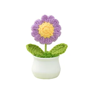 Handgemachte gehäkelte Gänseblümchen Topfpflanze, süße Deko Blume als perfektes Geschenk.