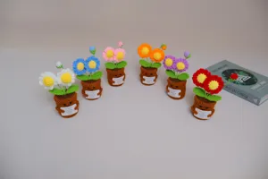 Ornement de fleur en pot au crochet fait main, joli décor de bureau et cadeau créatif.