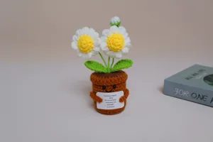 Détail de plante en pot de marguerites au crochet, jolie déco de bureau de soutien.