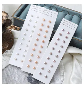 Echte Süsswasserperlen Ohrstecker Detailansicht mit weissen rosa und grauen Perlen auf Karten.
