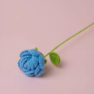 Handgemachte gehäkelte blaue Rose einzelner Stiel, schönes Garn Blumen Geschenk für Heimdekoration Anlässe.