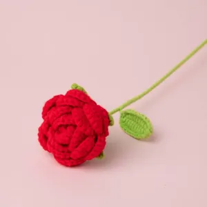 Handgemachte gehäkelte Rose Blume einzelner Stiel gestrickte rote Rose Detail für Geschenk
