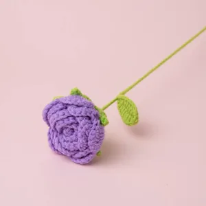 Handgemachte gehäkelte violette Rose Detailaufnahme, filigraner Wollstiel nah.