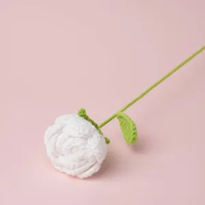 Handgemachte gehäkelte weiße Rose Stiel Detail, ideales Geschenk oder Hochzeitsdeko.