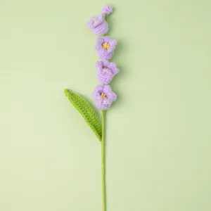 Handgehaakte paarse klokjesbloem detailopname, ideaal voor huisdecoratie en cadeaus.