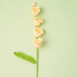 Handgemaakte gehaakte gele klokbloem stengel, delicate wol gebreide bloemische decor detail.