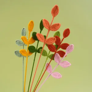 Handgemaakte gehaakte bladtak details, gekleurde wol gebreide plantenstengels voor bloemdecoratie.