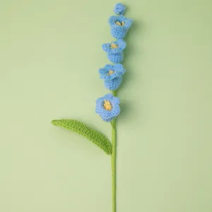 Handgemaakte gehaakte blauwe bloem close-up detail, wol gebreide botanische decoratie.