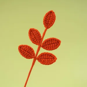 Handgemaakte gehaakte oranje blad tak, gebreide plant accessoire voor bloemstuk decoratie.