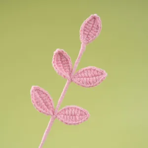 Handgemaakte gehaakte roze bladstengel detail, DIY bloemboeket accessoire decoratie.