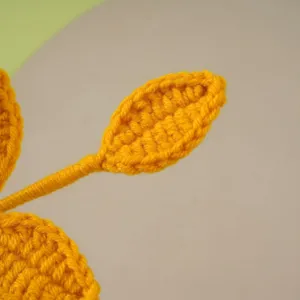 Handgemaakte gehaakte garen blad boeket accessoire detail, prachtige textuur voor bloemdecor.