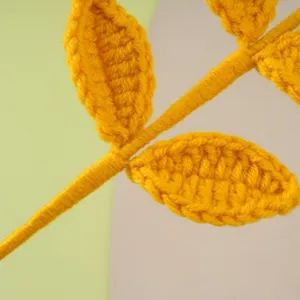 Handgemaakte gehaakte blad boeket accessoire detailfoto met fijn gebreid ontwerp.