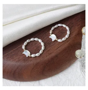 Anello di perle d'acqua dolce minimalista con grazioso design gatto conchiglia, gioiello elastico.