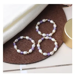 Handgemachte Naturperlen Amethyst elastische Ringe Detailaufnahme elegant edler Steinschmuck.