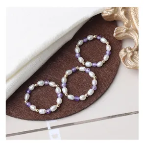 Detailansicht des Naturperlenrings mit Amethystperlen und goldenen Akzenten, elastisch.