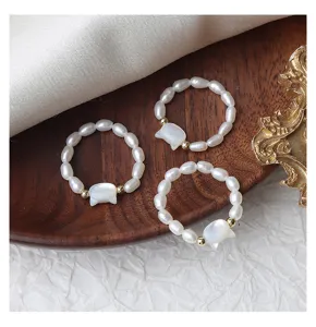 Anello in perle d'acqua dolce naturali con ciondolo gatto in conchiglia e perline, elastico.