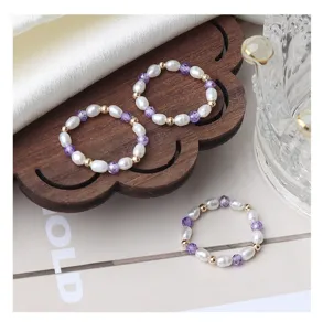 Handgefertigter Naturperlen Ring mit Amethyst und elastischem Design im Detail.