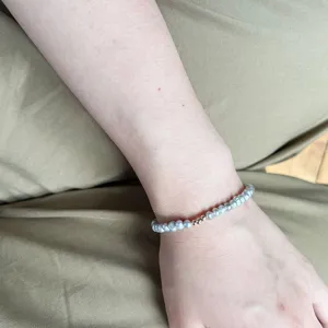 Elegantes graues Süßwasserperlen Armband mit goldenen Perlen elastischer Damenschmuck Alltag