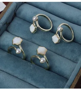 Elegantes Süßwasserperlen Ringe Set, zartes Blumen Design, verstellbares offenes Armband für Alltag.