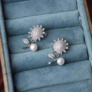 Sonnenblumen Perle Brosche Detailansicht, glänzende Zirkonia Silber Anstecknadel, Accessoire.