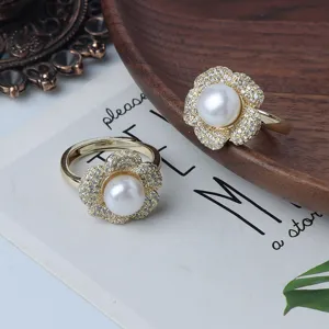 Perlenblumenring aus Süßwasserperlen mit Zirkonia, stilvoller verstellbarer Ring für Damen.