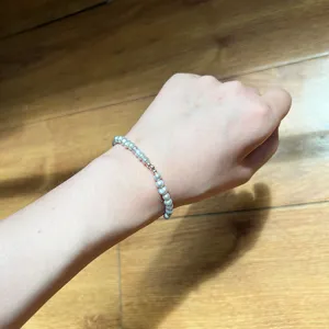 Nahaufnahme Detailansicht des grauen Süßwasserperlen Armbands mit vergoldeten Akzentperlen.