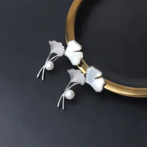 Elegante Ginkgoblatt Brosche mit funkelndem Zirkon und Perle für modische Damenaccessoires.