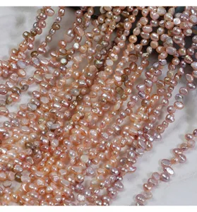 Nahaufnahme Detail von 4-5mm natürlichen Süßwasser Perlen unregelmäßig für DIY Schmuck.
