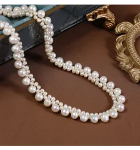 Elegante mehrreihige Süßwasserperlen Halskette mit goldenen Details für feinen Stil.