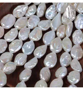 Detailaufnahme von 15mm barocken Süßwasserperlen und Losperlen für kreativen DIY Schmuck.