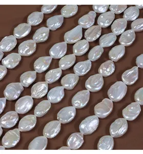 Nahaufnahme von 15mm unregelmäßigen Barock Süßwasserperlen, weiße Perlen für DIY Schmuck.