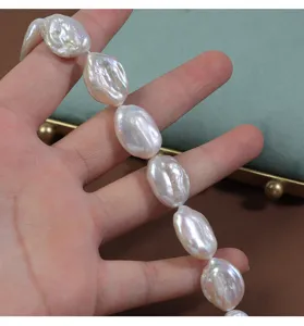 Nahaufnahme von 15mm großen barocken unregelmäßigen Süßwasserperlen mit weißem Glanz.